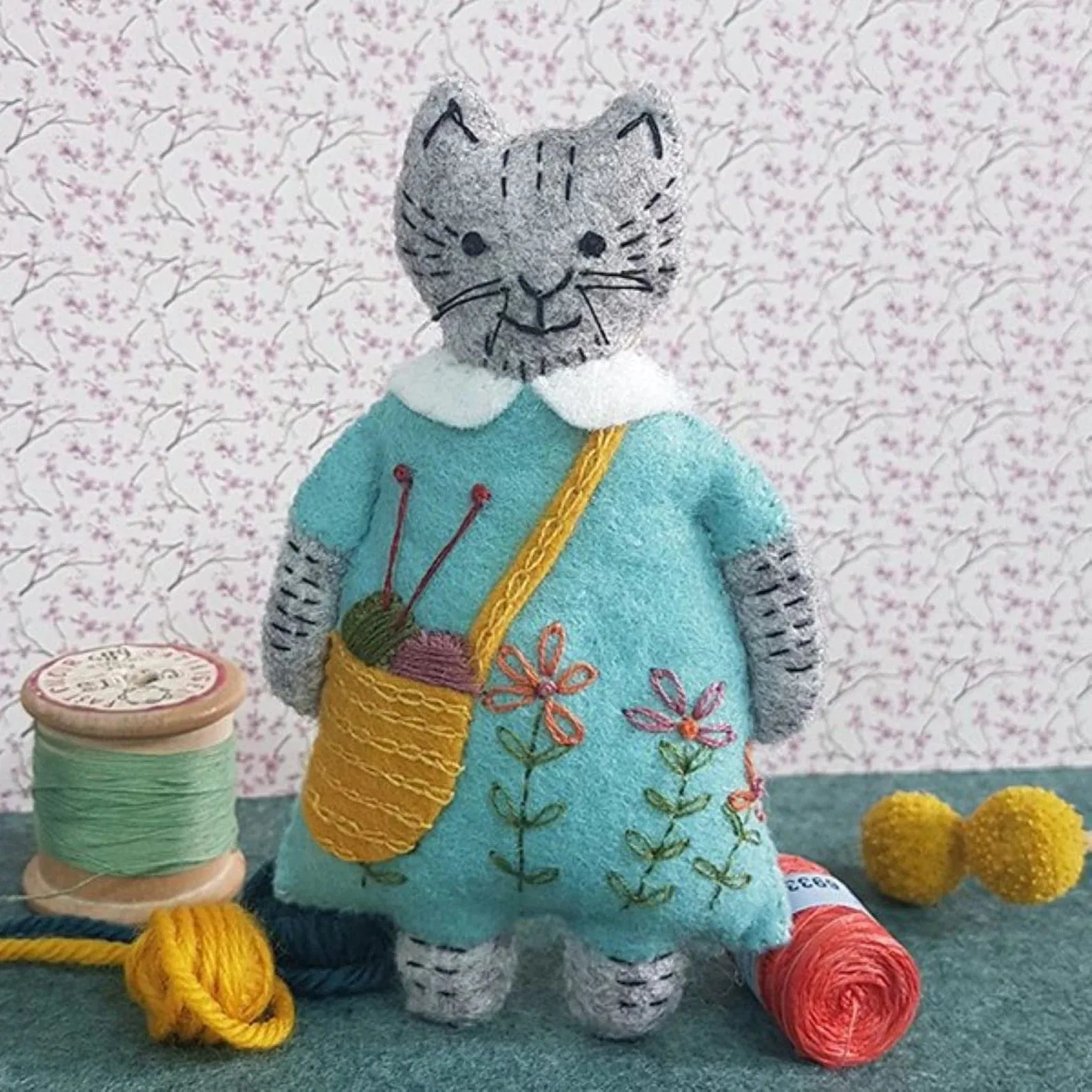 Mrs. Cat Loves Knitting - Corinne Lapierre Embroidery Kit